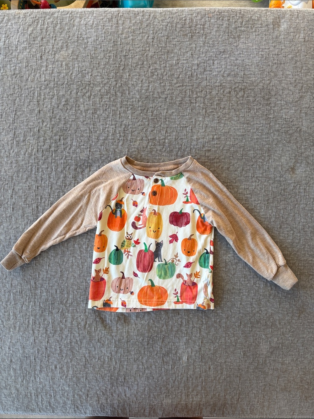 Little Sleepies Cream Raglan Long-Sleeve Top with Pumpkin Print and Tan Sleeves